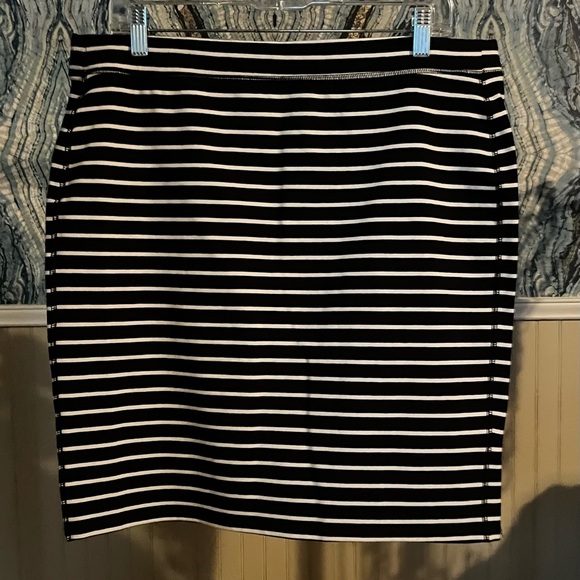Old Navy Dresses & Skirts - Old Navy Black and White Pencil Skirt, Size L